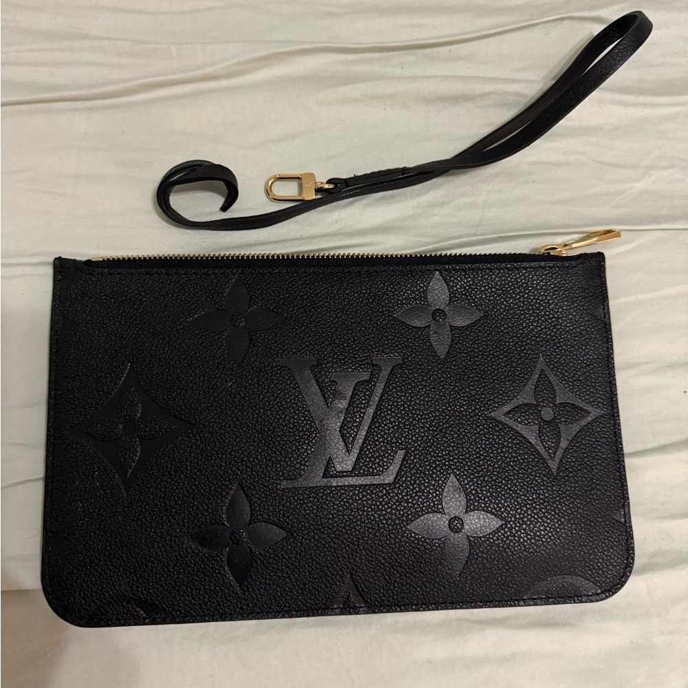 NF Pouch in black
